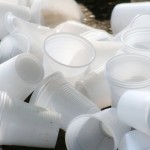 Raccolta differenziata bicchieri e piatti in plastica
