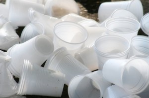 Raccolta differenziata bicchieri e piatti in plastica