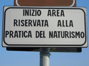 Cartello naturismo in spiaggia