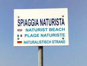 Cartello spiaggia naturista